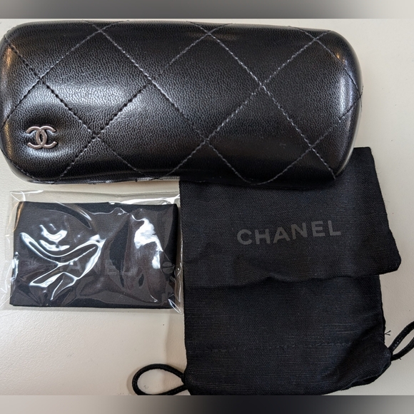 🆕⚡⚡CHANEL quilted eyewear case. Never been used, leather texture - Picture 6 of 6